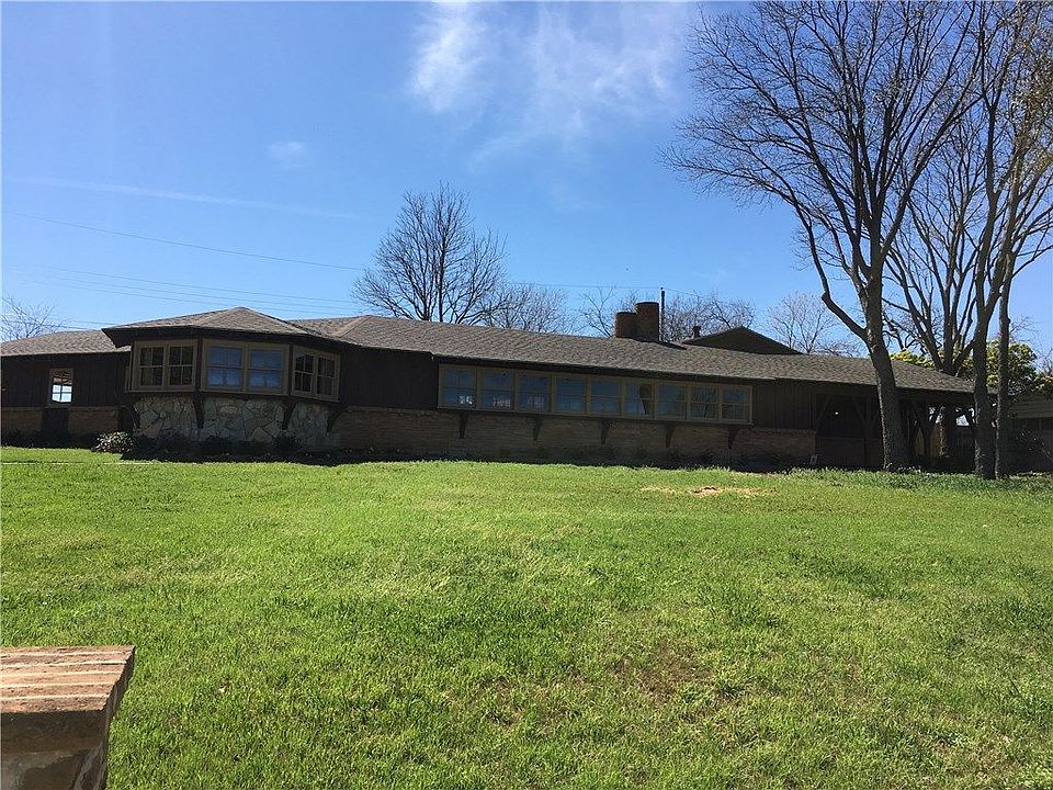 1st image of 2422 Skyline Dr