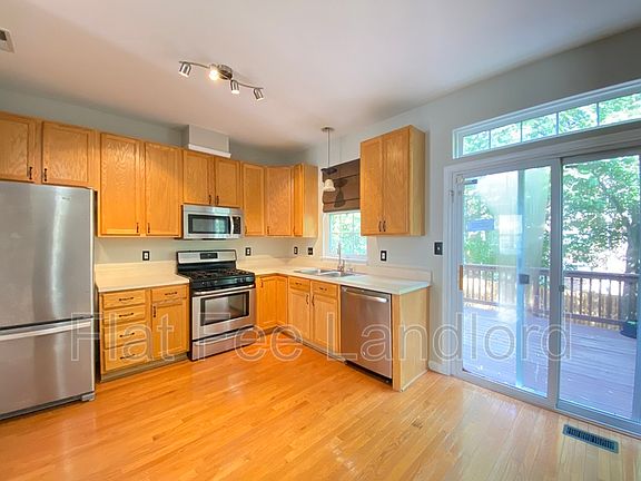 5th image of 8513 Towne Manor Ct