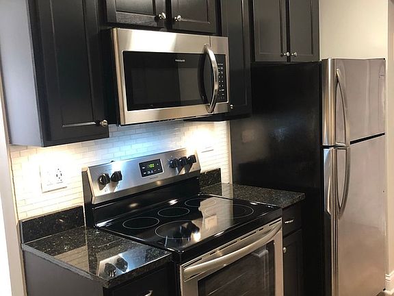 2nd image of 904 Curtiss St #6