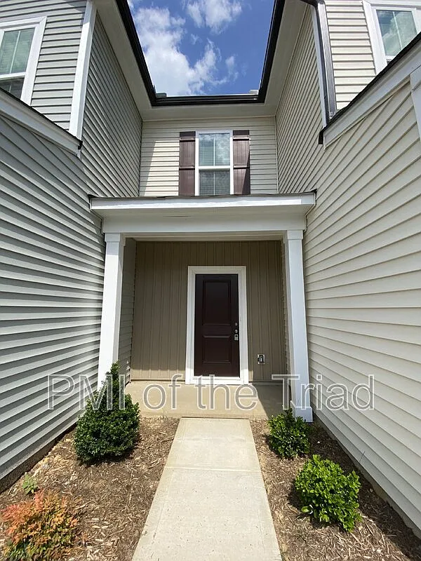 3 bed, 2.5 bath, 1558 sqft, $2,000 — Photo 2