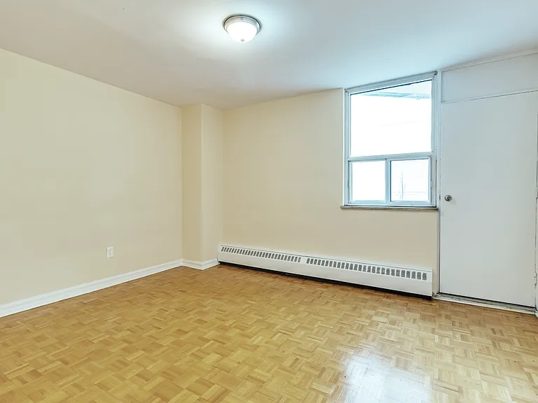 300 Eglinton Ave E — Photo 11