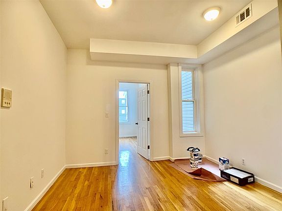 3rd image of 510 Pavonia Ave APT 2L