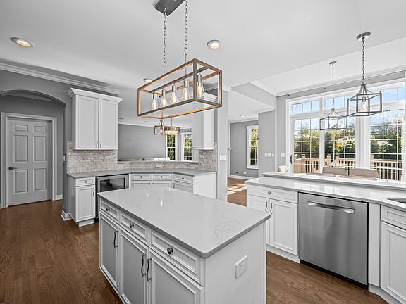 3rd image of 3081 Saratoga Ln