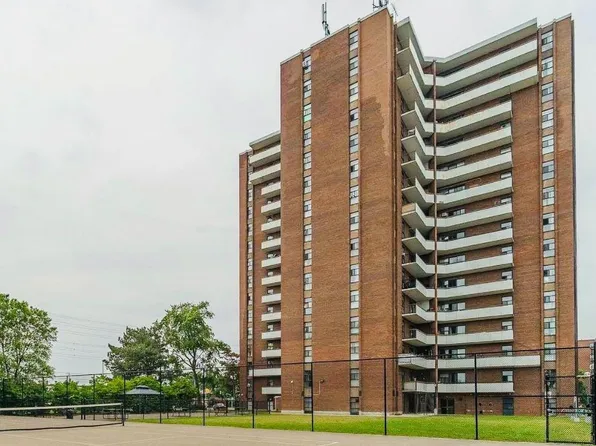 3025 Queen Frederica Dr #907, Mississauga, ON L4Y 3A1