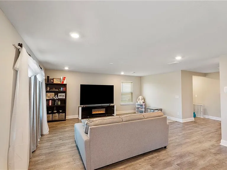8120 Fairview Ct — Photo 3