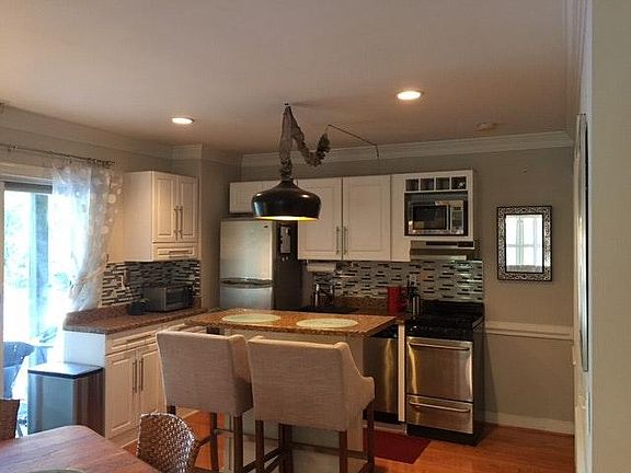 Kitchen and breakfast island