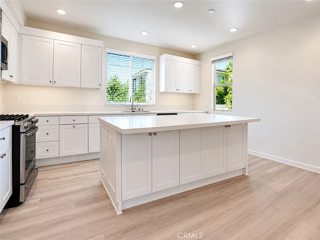 3 bed, 3.5 bath, 1932 sqft, $4,950 — Photo 2