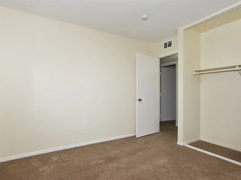 906 Natoma Ct — Photo 5