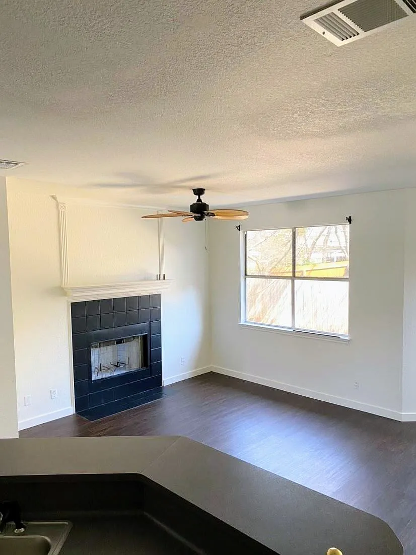 3 bed, 2.5 bath, 1150 sqft, $2,000 — Photo 4