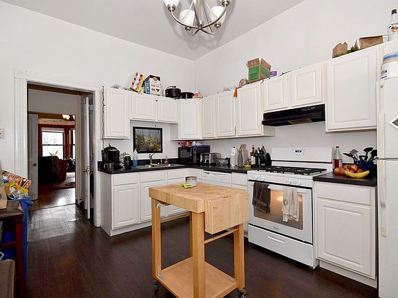 4th image of 911 W Newport Ave APT 2