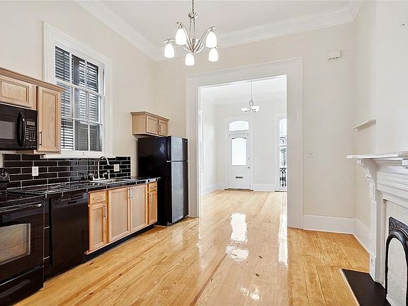 4th image of 622 Burgundy St #A