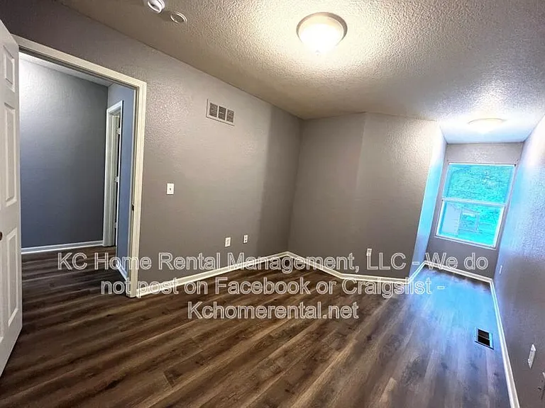 1003 S Hocker Ave — Photo 16