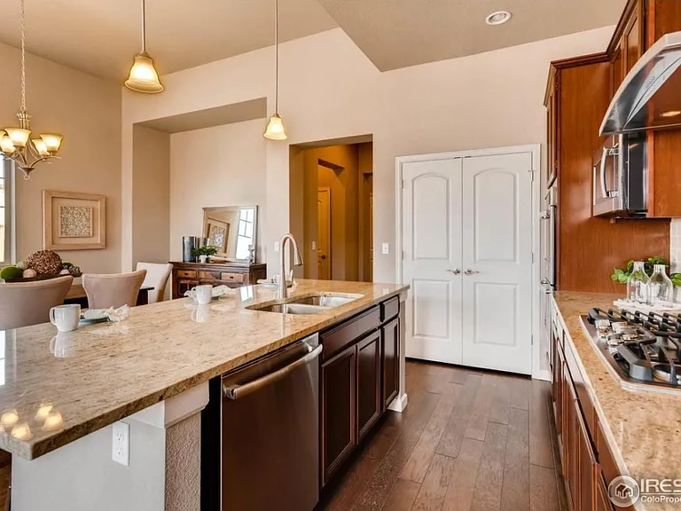 Kitchen & Dining