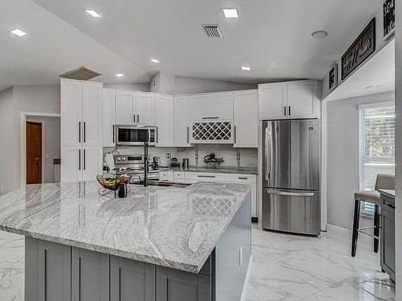 3rd image of 5452 Ashland Dr