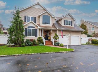 31 Langdon Rd, Farmingdale, NY 11735