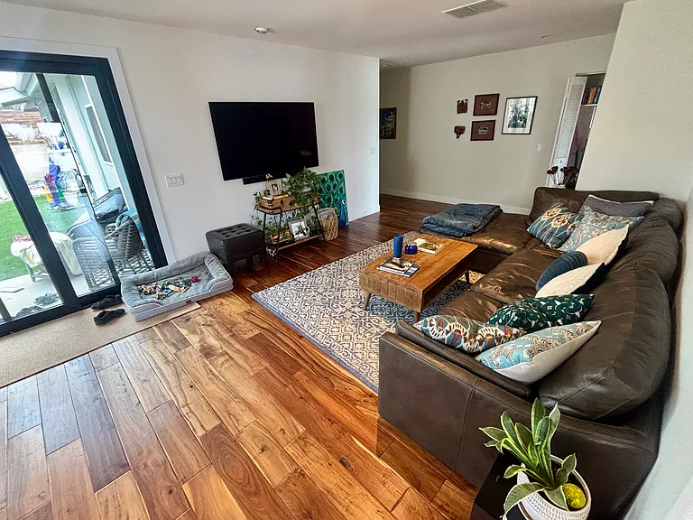 2064 Glasgow Ave — Photo 9