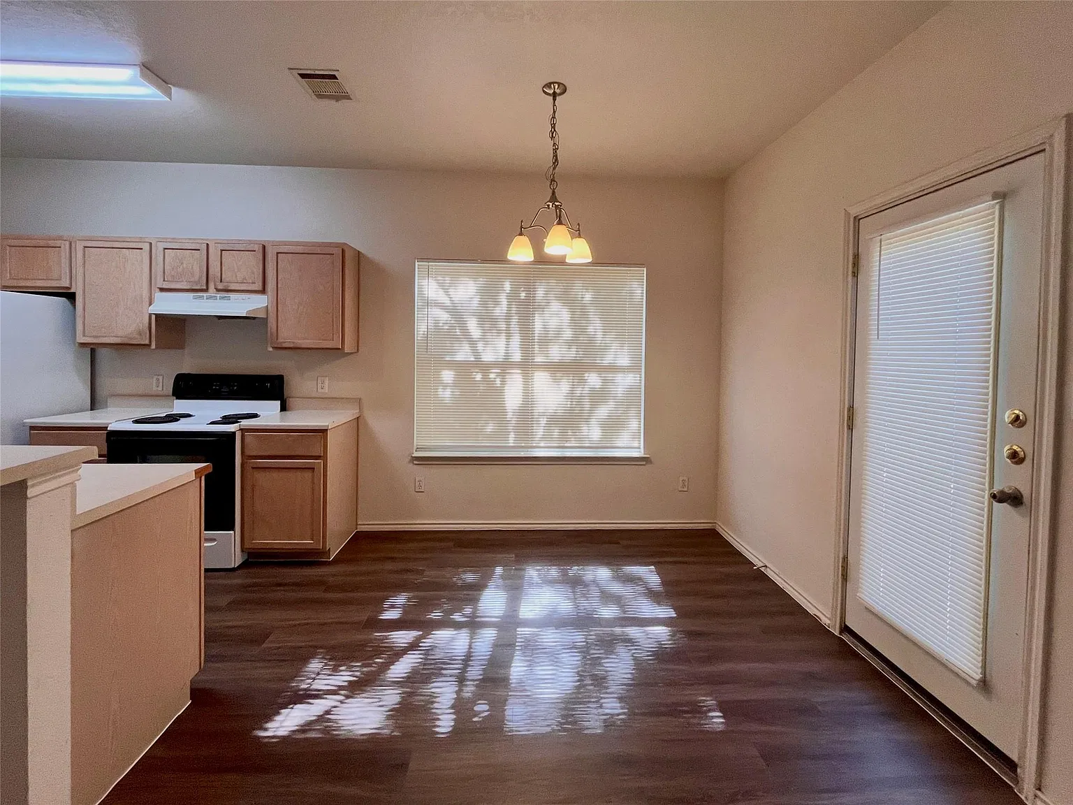 3 bed, 2.5 bath, 1212 sqft, $1,550 — Photo 4