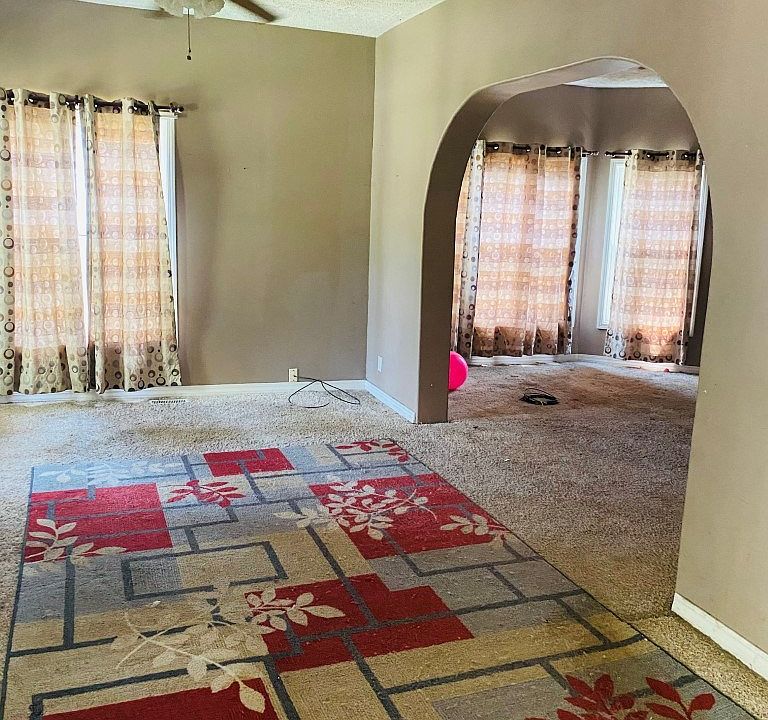 2nd image of 609 W Iron Ave