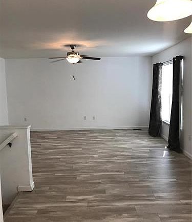 4th image of 908 Hawks Circle Dr