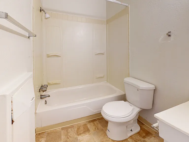 Kendall Manor Apartments — Photo 10