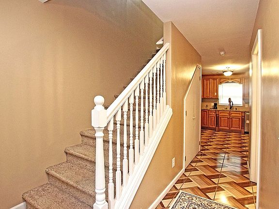 4th image of 1070 Country Place Dr