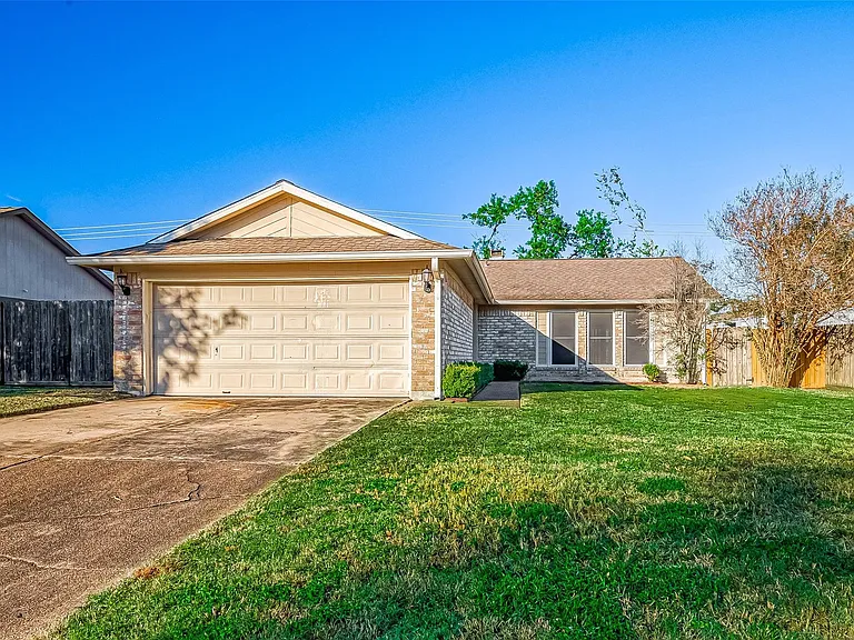 610 Bienville Ln — Photo 3