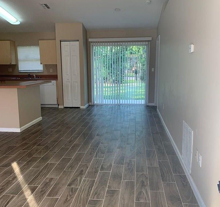1st image of 102 Rolling Sands Dr