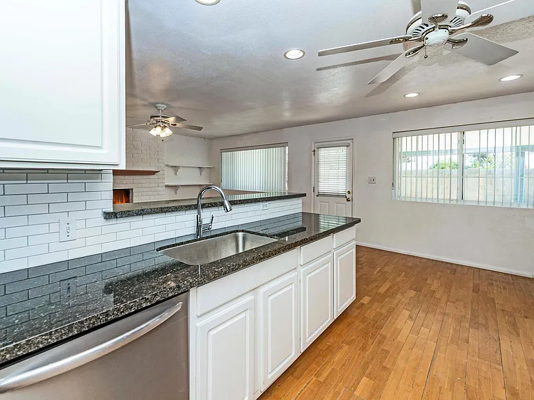 2405 E Huntington Dr — Photo 13