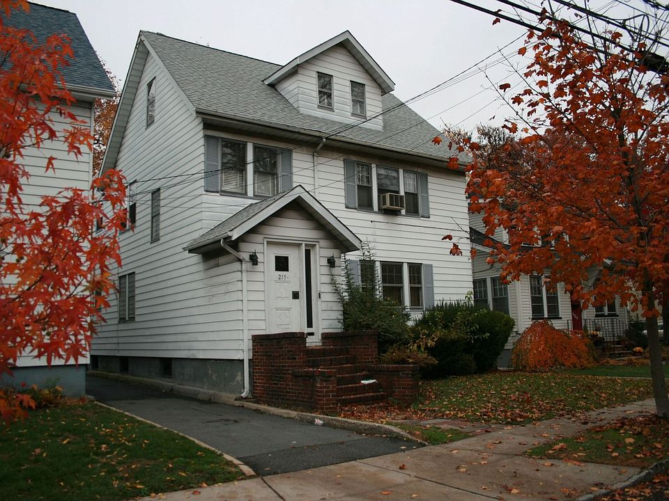 2 FAMILY HOME IN MAPLEWOOD!