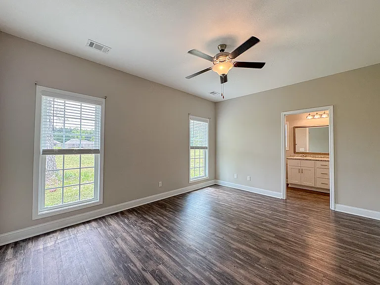 211 Silverthorn Dr — Photo 22