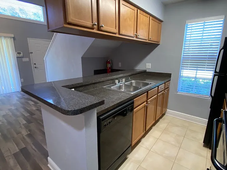305 Lake Parsons Grn #101 — Photo 5