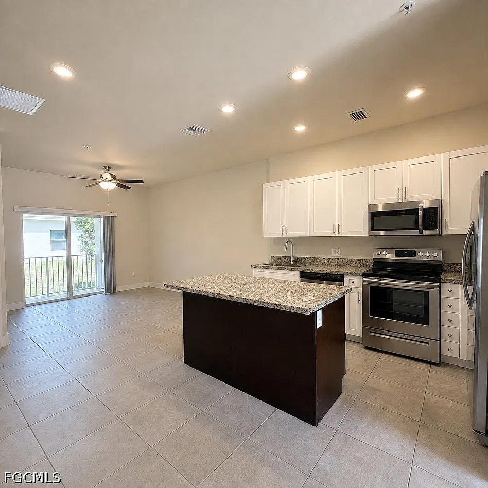 2 bed, 2.0 bath, 910 sqft, $1,295 — Photo 1