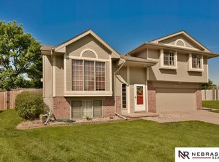 2012 Queen Cir, Papillion, NE 68046