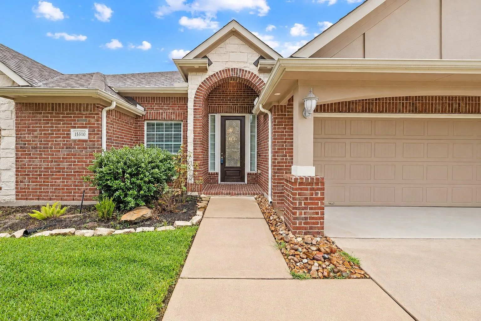 4 bed, 3.0 bath, 2520 sqft, $2,450 — Photo 2