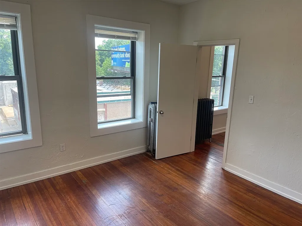 3 bed, 1.0 bath, 1050 sqft, $2,500 — Photo 4