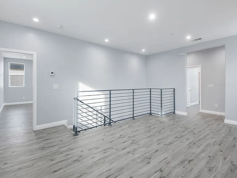513 S Oak St — Photo 3