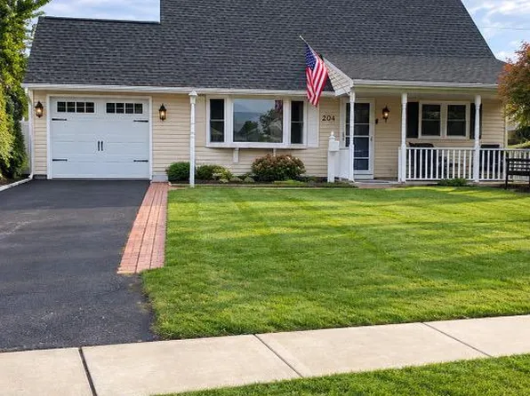 204 Elderberry Dr, Levittown, PA 19054