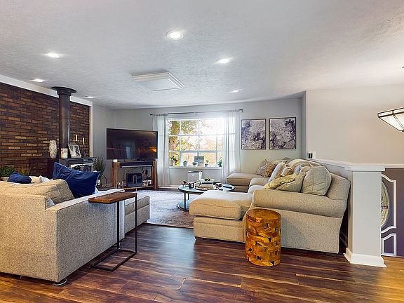 2nd image of 48 Franklin Woods