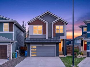 32 NW Cranbrook Bay SE, Calgary, AB T3M 3C2