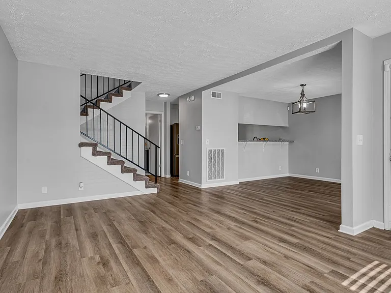 326 Nesbitt Ln — Photo 2