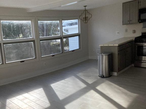 3rd image of 51 W Elizabeth St