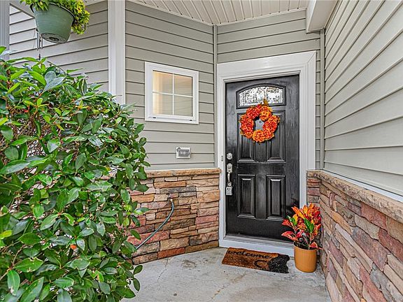 3rd image of 514 Auburn Square Dr