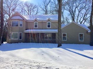 W275N2521 Wildflower Rd, Pewaukee, WI 53072