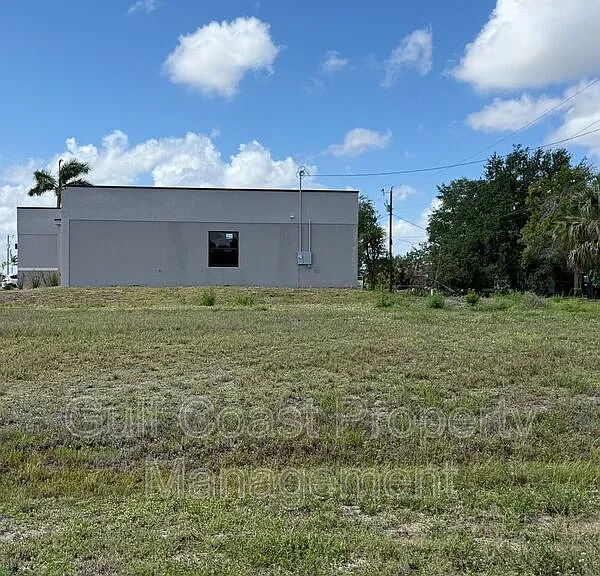 2216 NE 10th Pl — Photo 3