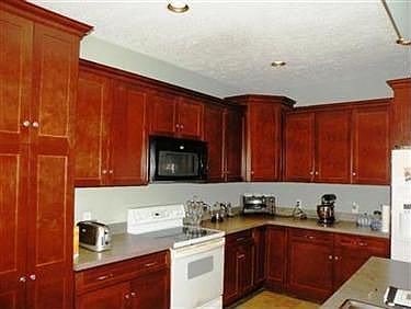 3rd image of 7562 Manor Dr