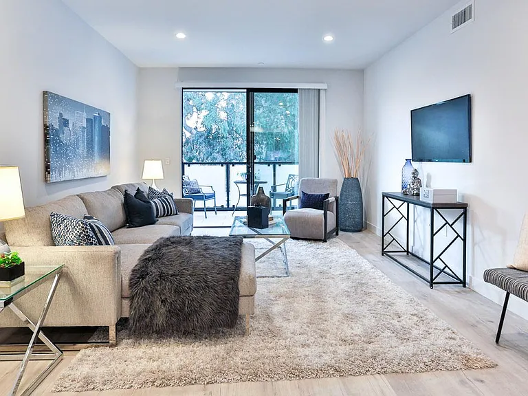 726 N Hudson Ave #Penthouse 1 — Photo 1