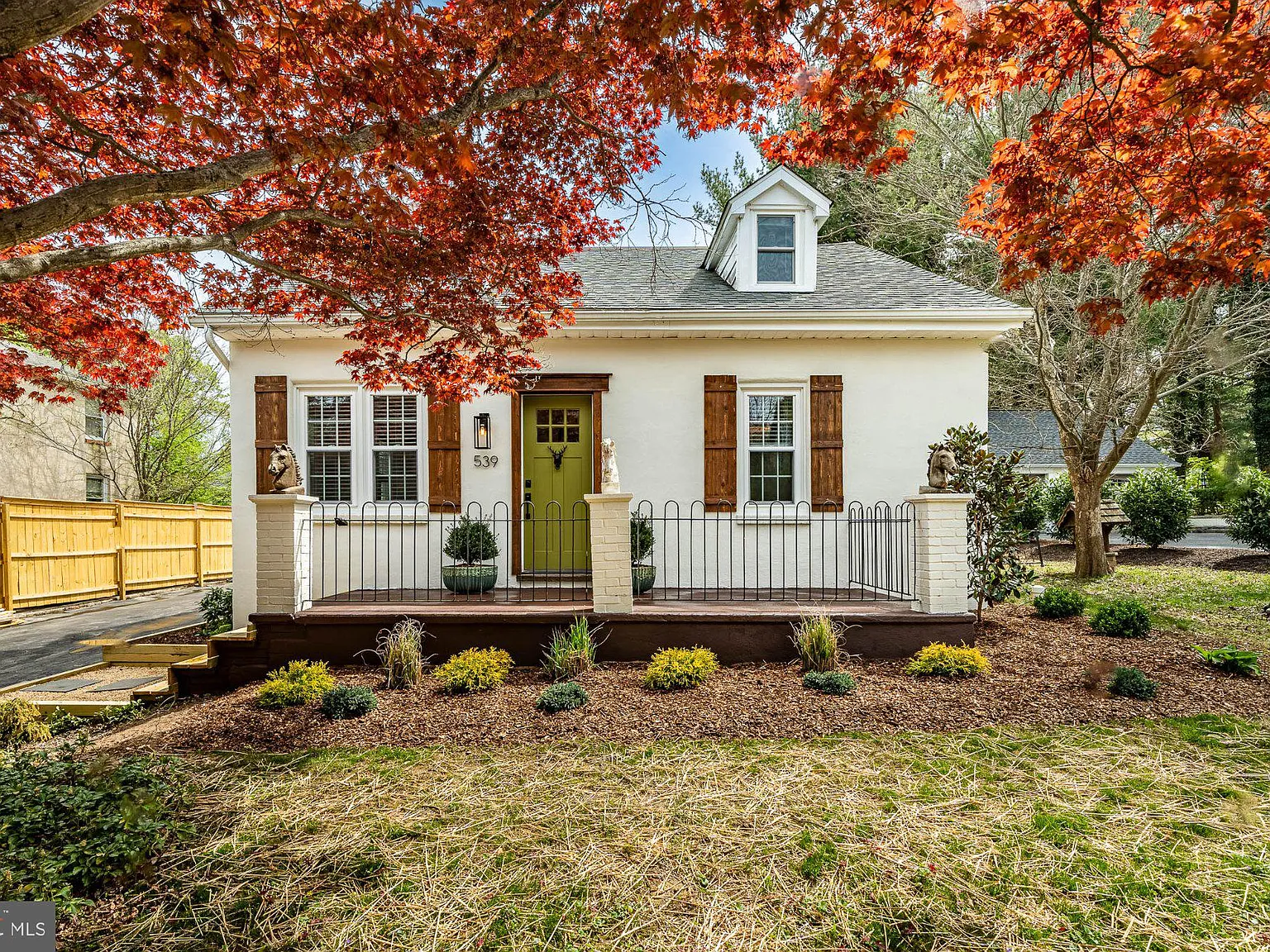 4 bed, 2.0 bath, 2200 sqft, $4,100 — Photo 2