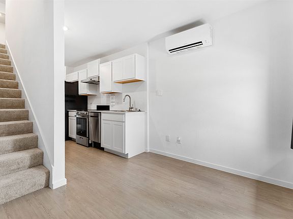 2nd image of 1008 Robin Hill Ln