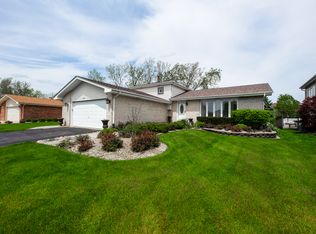 9242 Pepperwood Dr, Orland Hills, IL 60487