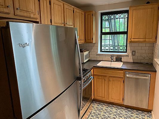 3rd image of 854 Park Pl #1